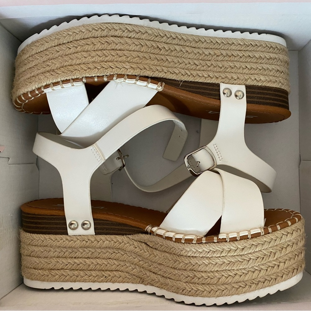 Espadrille white buckle sandals Soda brand flat platform Size 6
